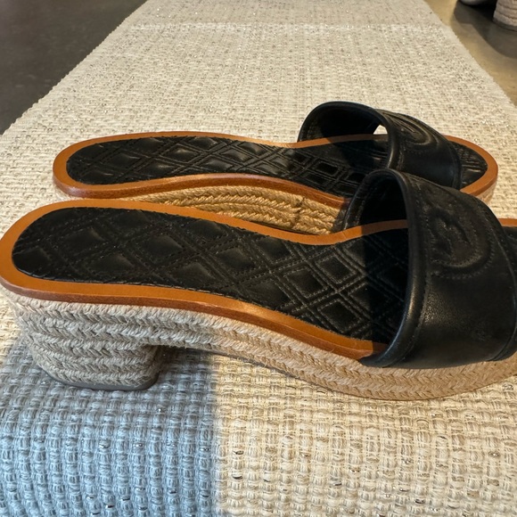 Tory Burch Black Quilted Leather Slide Sandals with Tan Edge - Picture 5 of 7